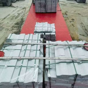 平顶山 芝麻白仿形加直形路沿石出货日常