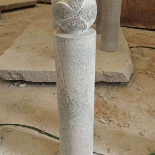 平顶山 芝麻白花岗岩石材挡车石柱、停车柱、圆柱挡车柱、方柱挡车柱等