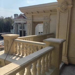 平顶山 黄金麻别墅外墙干挂雕花配合阳台栏杆花瓶柱