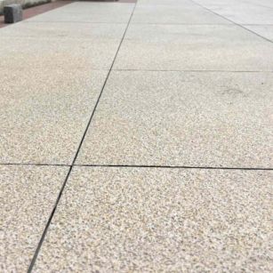 平顶山 黄金麻花岗岩石板材荔枝面地面铺装效果