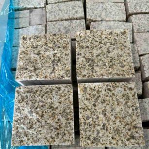 平顶山 黄金麻花岗岩自然面小方块，弹石，马蹄石等