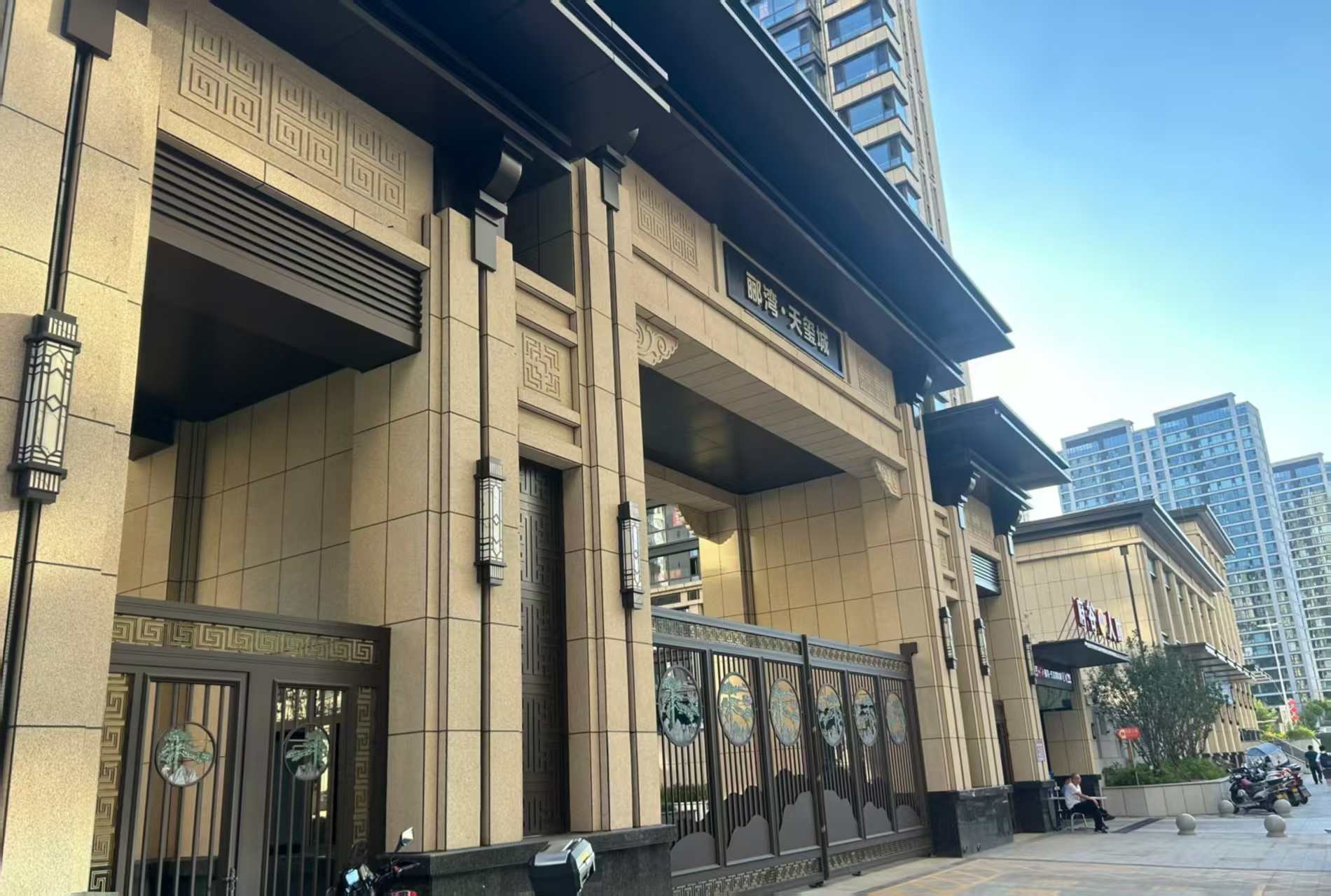 平顶山 黄金麻花岗岩荔枝面小区门楼外墙干挂