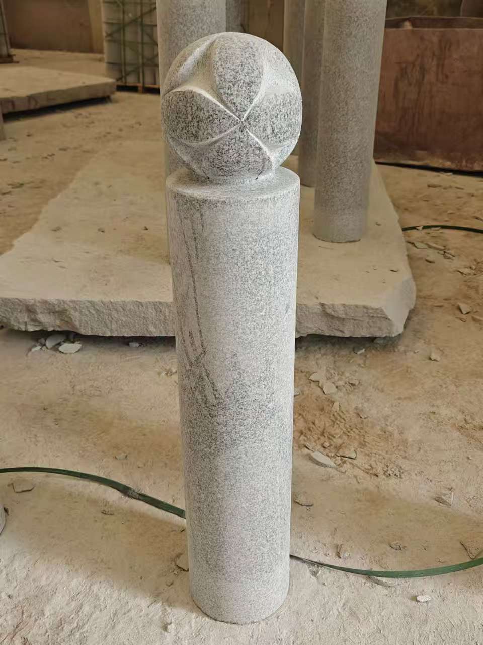 平顶山 芝麻白花岗岩石材挡车石柱、停车柱、圆柱挡车柱、方柱挡车柱等