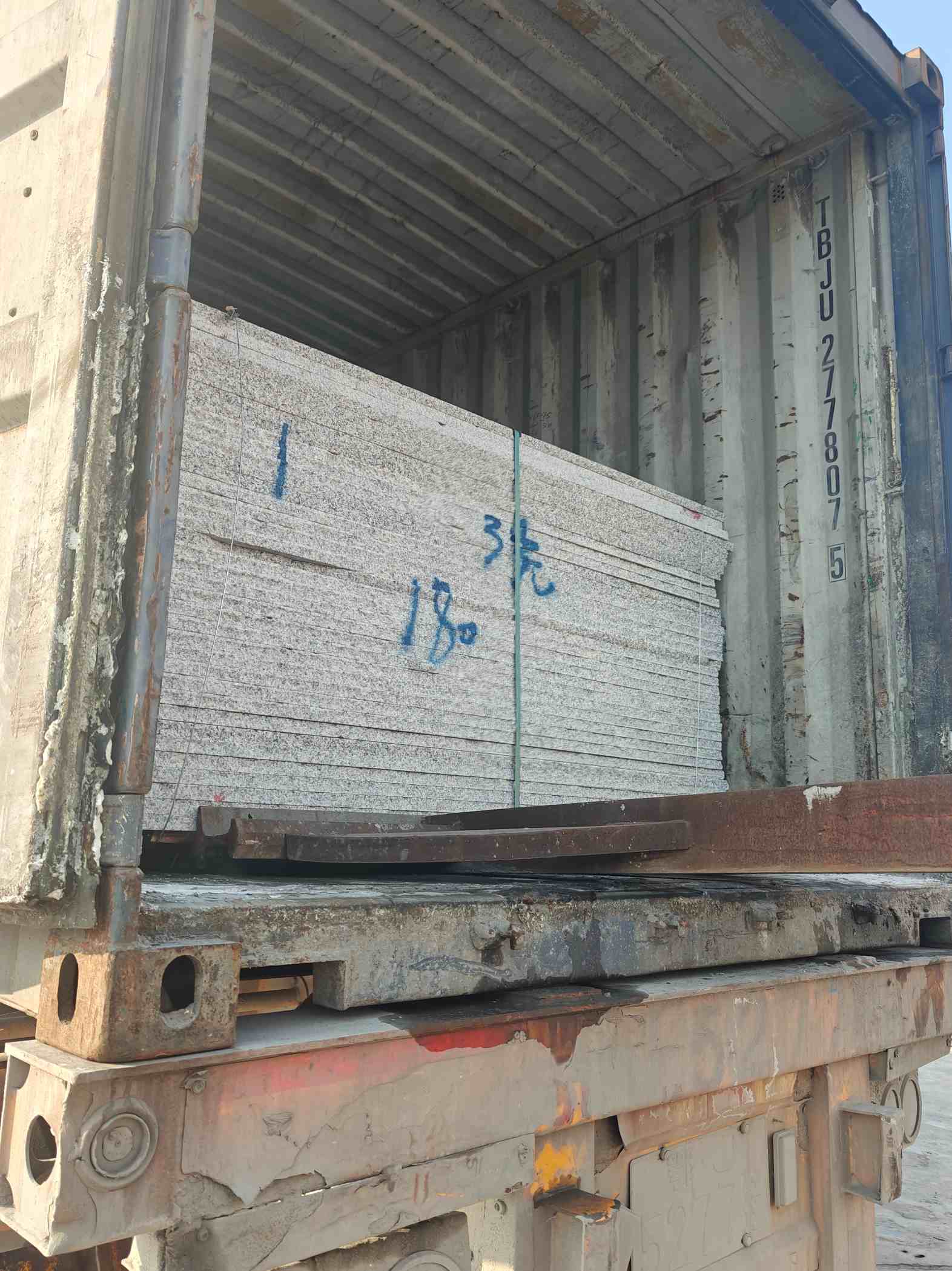 平顶山 芝麻白花岗岩石材3.0公分光面毛板装柜出货