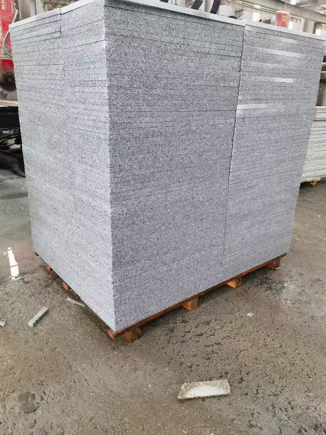 平顶山 芝麻白火烧面1.8厚300*600地铺石，尺寸标准，厚薄均匀