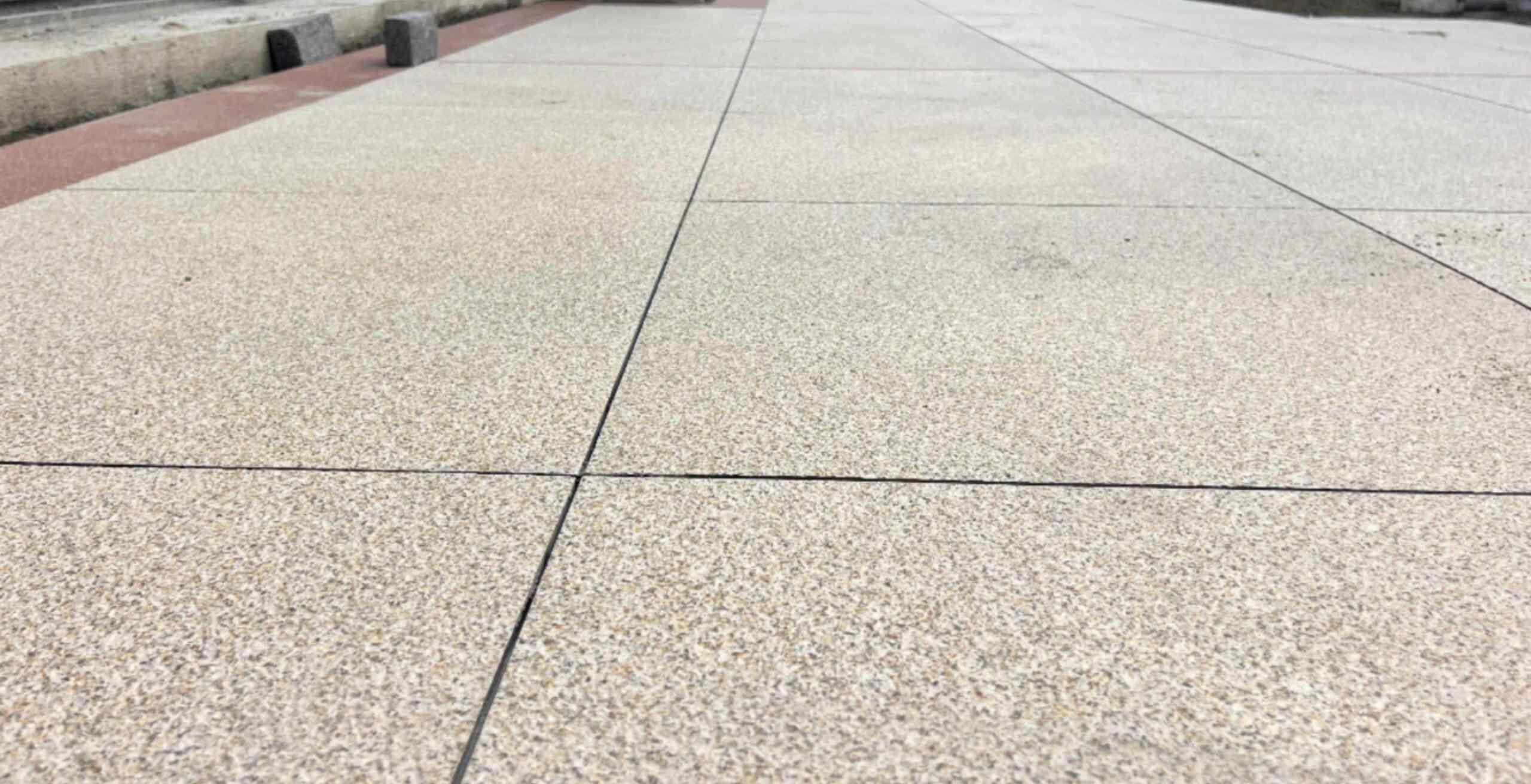 平顶山 黄金麻花岗岩石板材荔枝面地面铺装效果