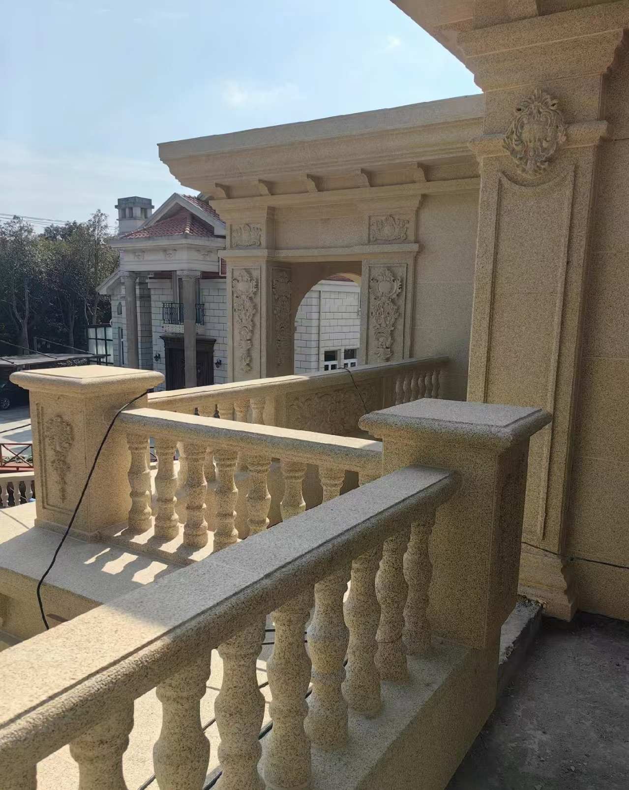 平顶山 黄金麻别墅外墙干挂雕花配合阳台栏杆花瓶柱