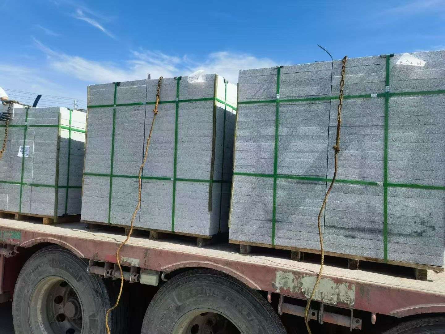 平顶山 芝麻白花岗岩地铺石装车日常