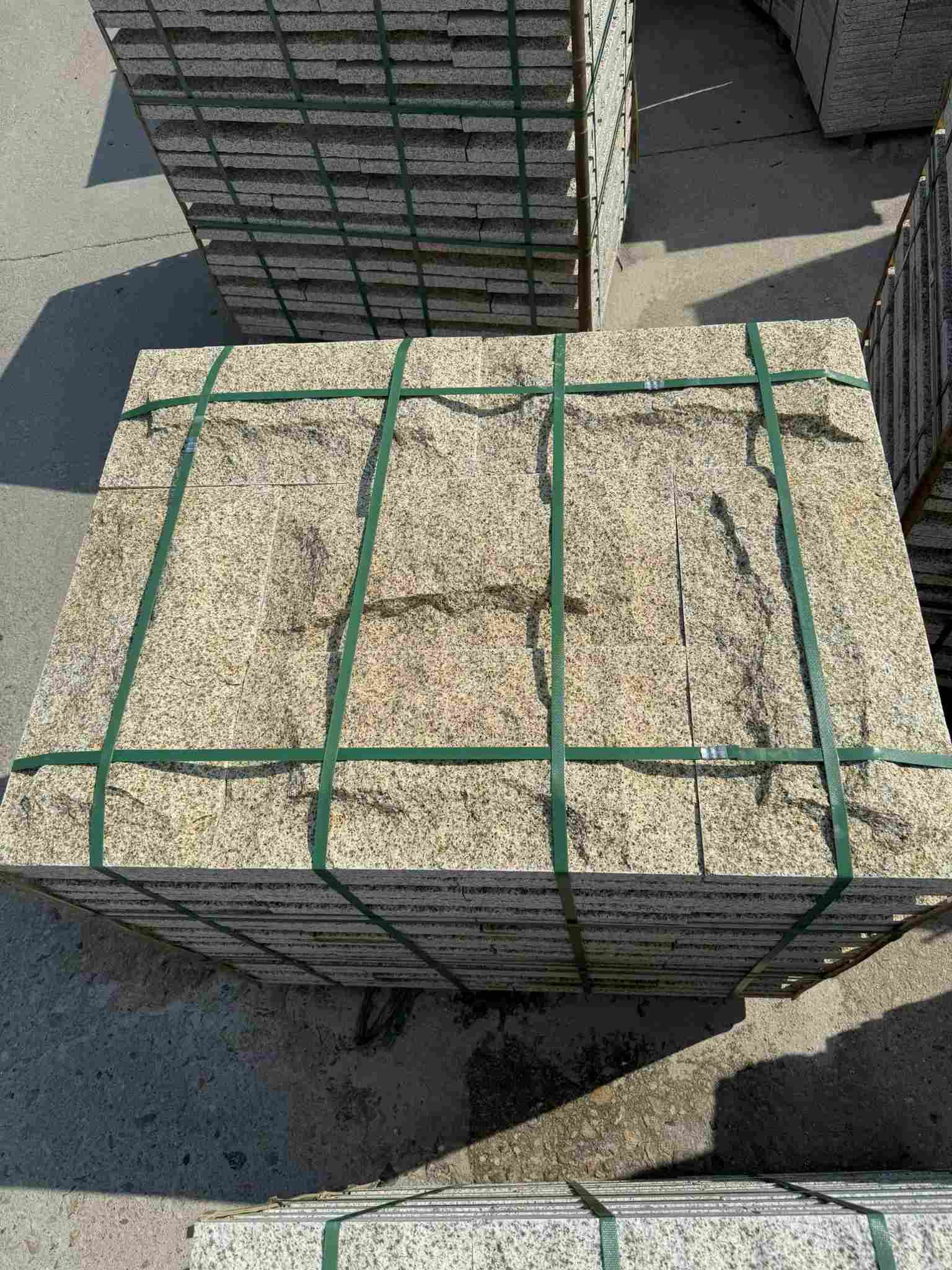 平顶山 黄金麻花岗岩石材自然面蘑菇石成品