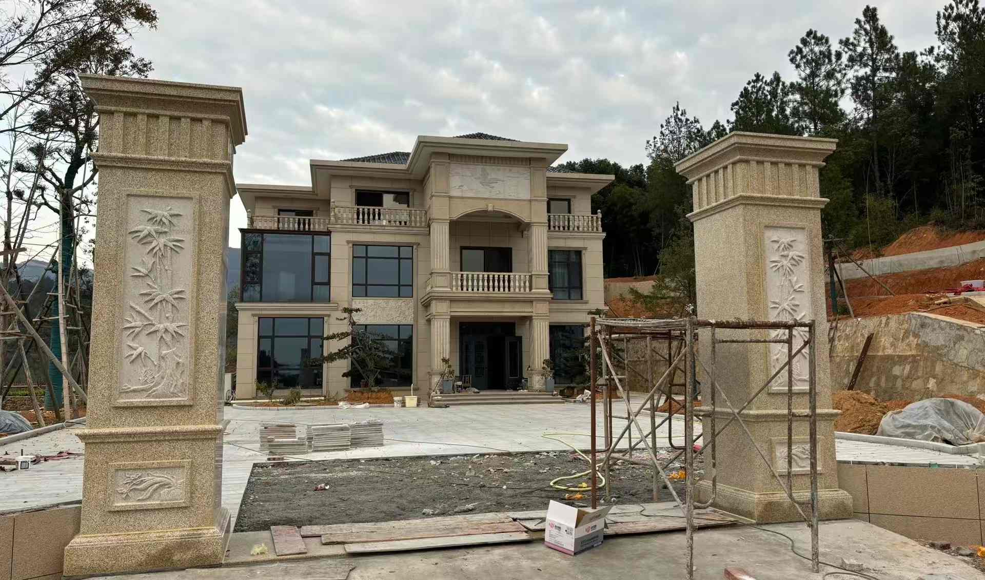 平顶山 黄金麻花岗岩别墅雕花外墙干挂配上门口雕花罗马柱