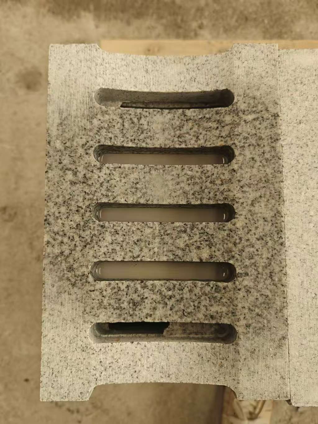 平顶山 芝麻白拉丝面花岗岩U型开槽排水槽