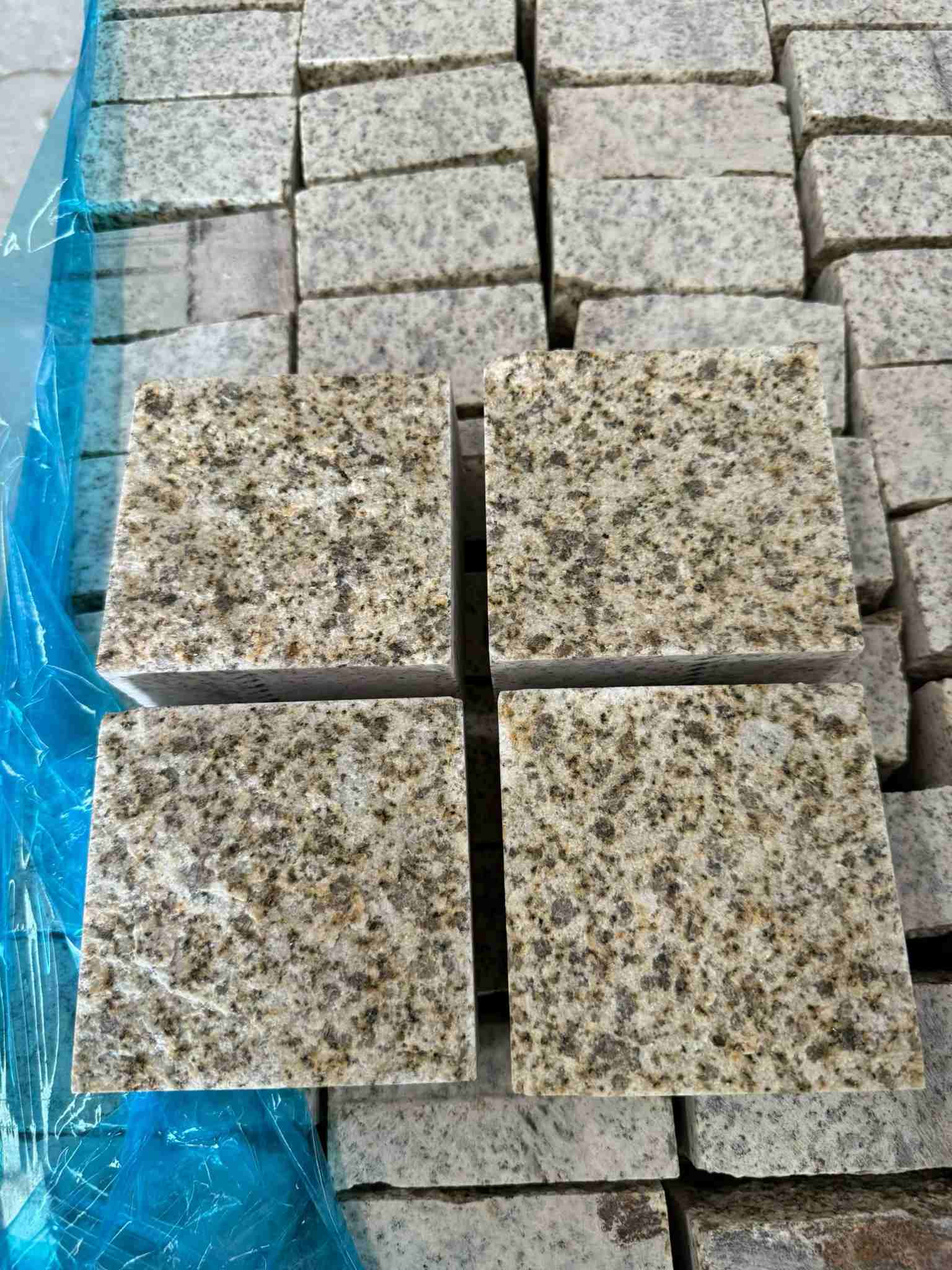 平顶山 黄金麻花岗岩自然面小方块，弹石，马蹄石等