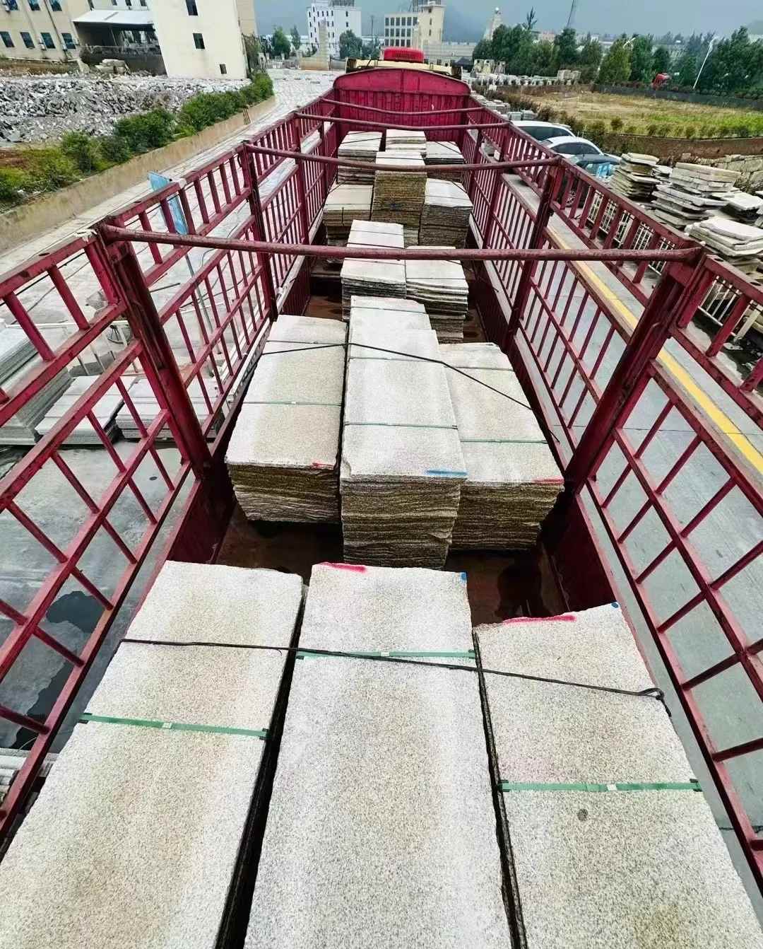 平顶山 黄金麻花岗岩荔枝面，光面毛板装车完成