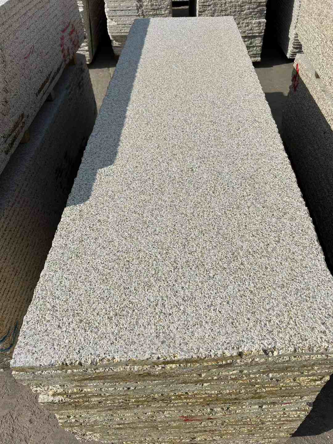 平顶山 黄金麻花岗岩荔枝面毛板，半成品