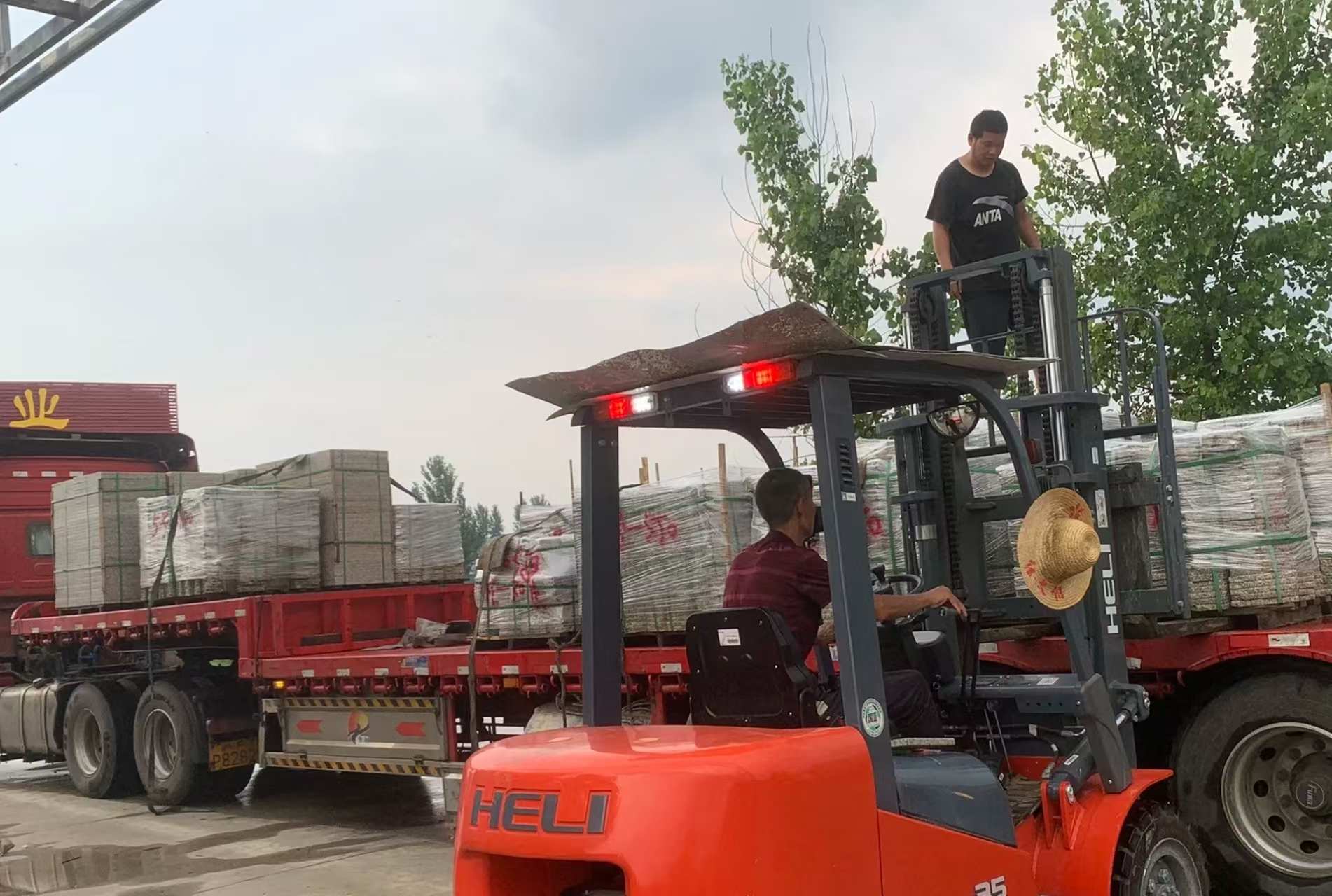 平顶山 黄金麻冰裂纹，地铺石装车