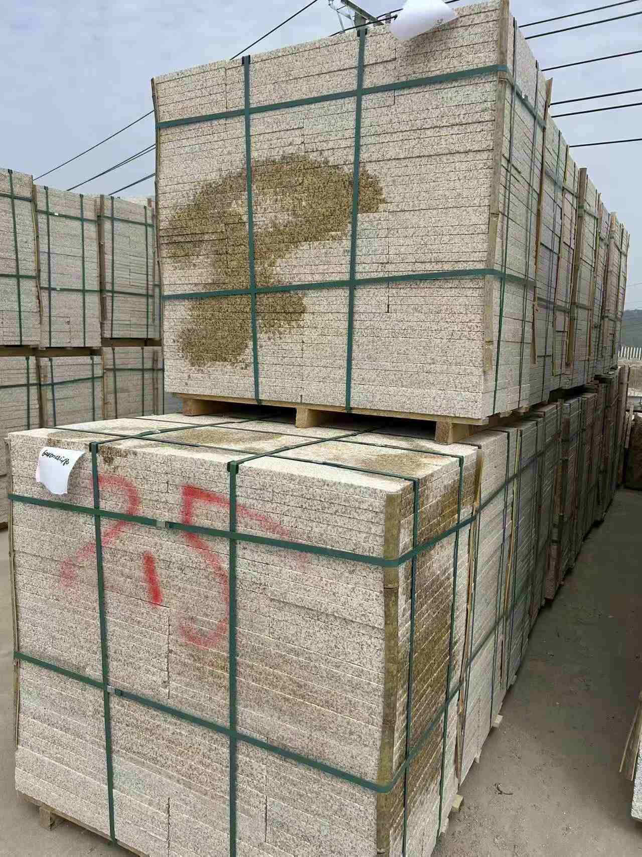 平顶山 黄金麻花岗岩石材荔枝面地铺石2.5*300*600