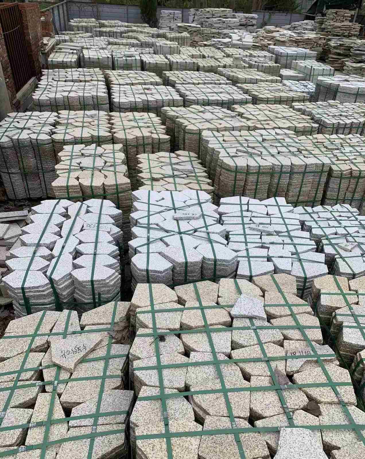 平顶山 黄金麻白麻花岗岩荔枝面地铺石(冰裂纹)