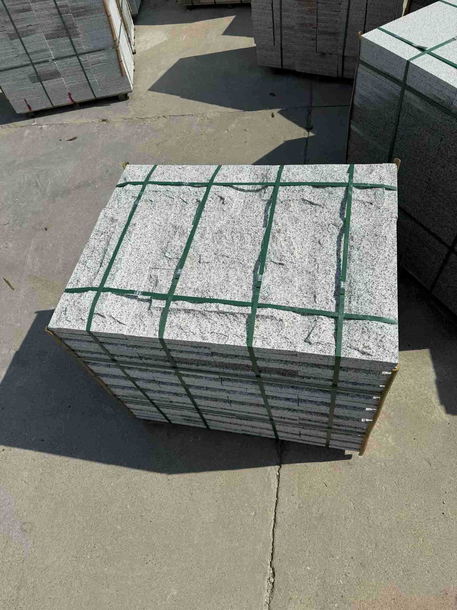 平顶山 白麻花岗岩石材自然面蘑菇石成品