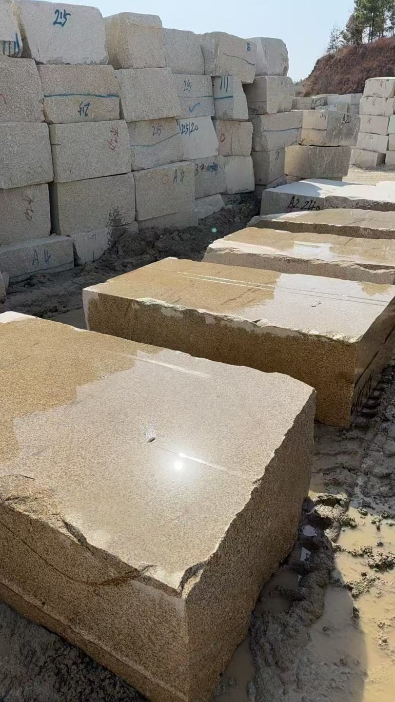 平顶山 黄金麻方料堆场洗料分选中，原材料充足