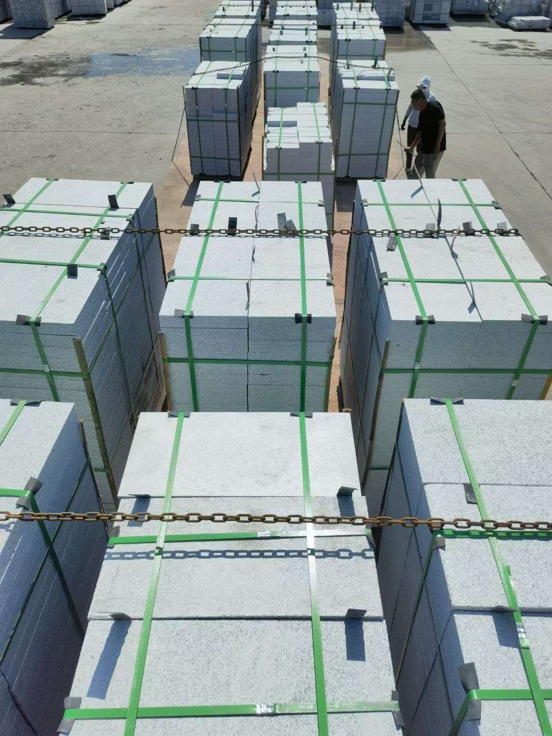 平顶山 芝麻白花岗岩5公分地铺石 花岗岩厂家工厂装车日常